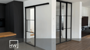 Zwei moderne Schiebetüren aus Metall und Glas in industriellem Loft-Design – maßgefertigt von HW Metall