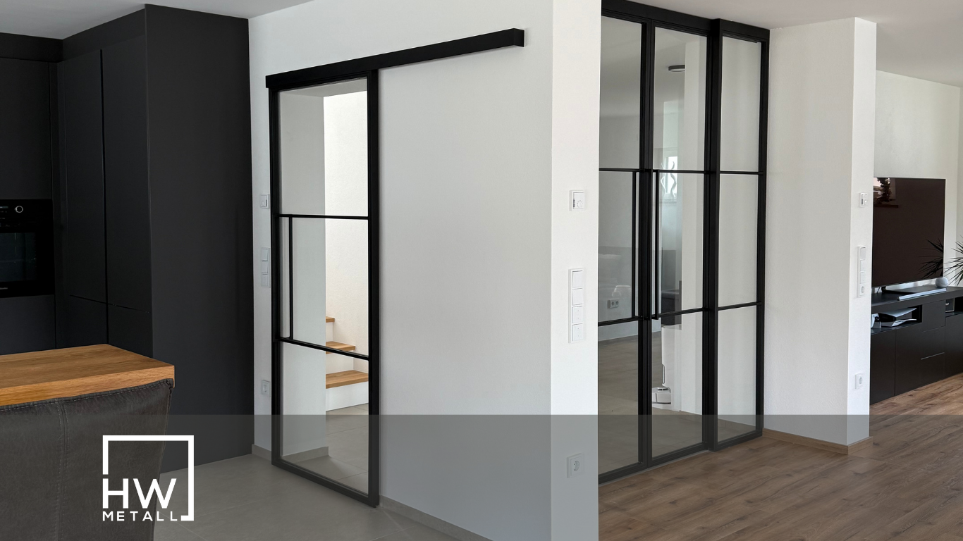 Zwei moderne Schiebetüren aus Metall und Glas in industriellem Loft-Design – maßgefertigt von HW Metall