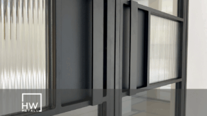 Detailansicht einer Lofttür mit sichtbarem Glaseinsatz – modernes Industriedesign mit klaren Linien und lichtdurchlässiger Oberfläche.