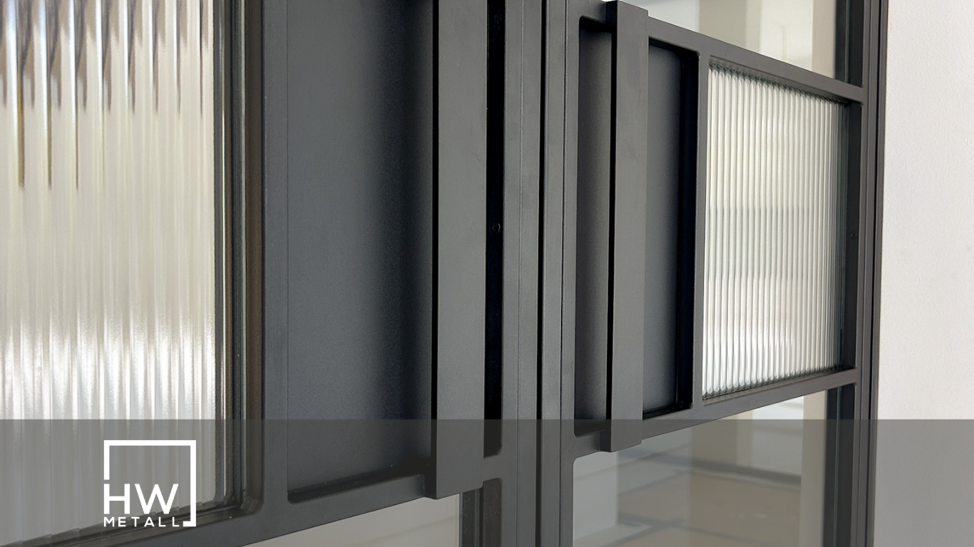 Detailansicht einer Lofttür mit sichtbarem Glaseinsatz – modernes Industriedesign mit klaren Linien und lichtdurchlässiger Oberfläche.