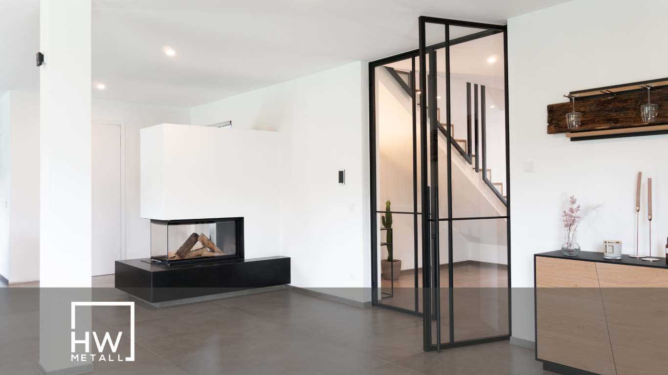 Moderne Lofttür aus Stahl und Glas in einem hellen, minimalistischen Wohnraum.