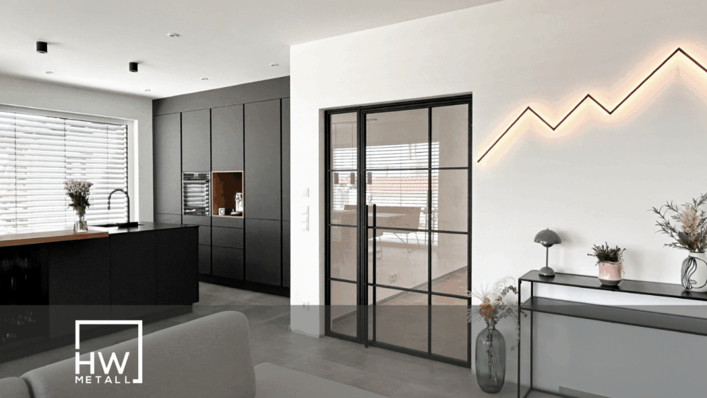 Hochwertige Lofttür aus filigranen Stahlprofilen mit Sicherheitsglas und fein strukturierter Pulverbeschichtung