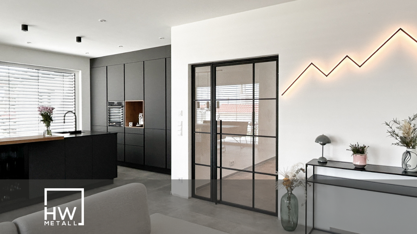 Hochwertige Lofttür aus filigranen Stahlprofilen mit Sicherheitsglas und fein strukturierter Pulverbeschichtung